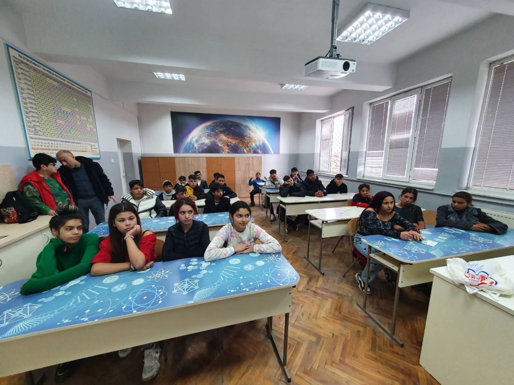 Екипът на Превантивно-информационен център днес проведе занятие в 7а и 7б класове при ОбУ  "Д-р Петър Берон". - ОбУ Доктор Петър Берон - Ямбол
