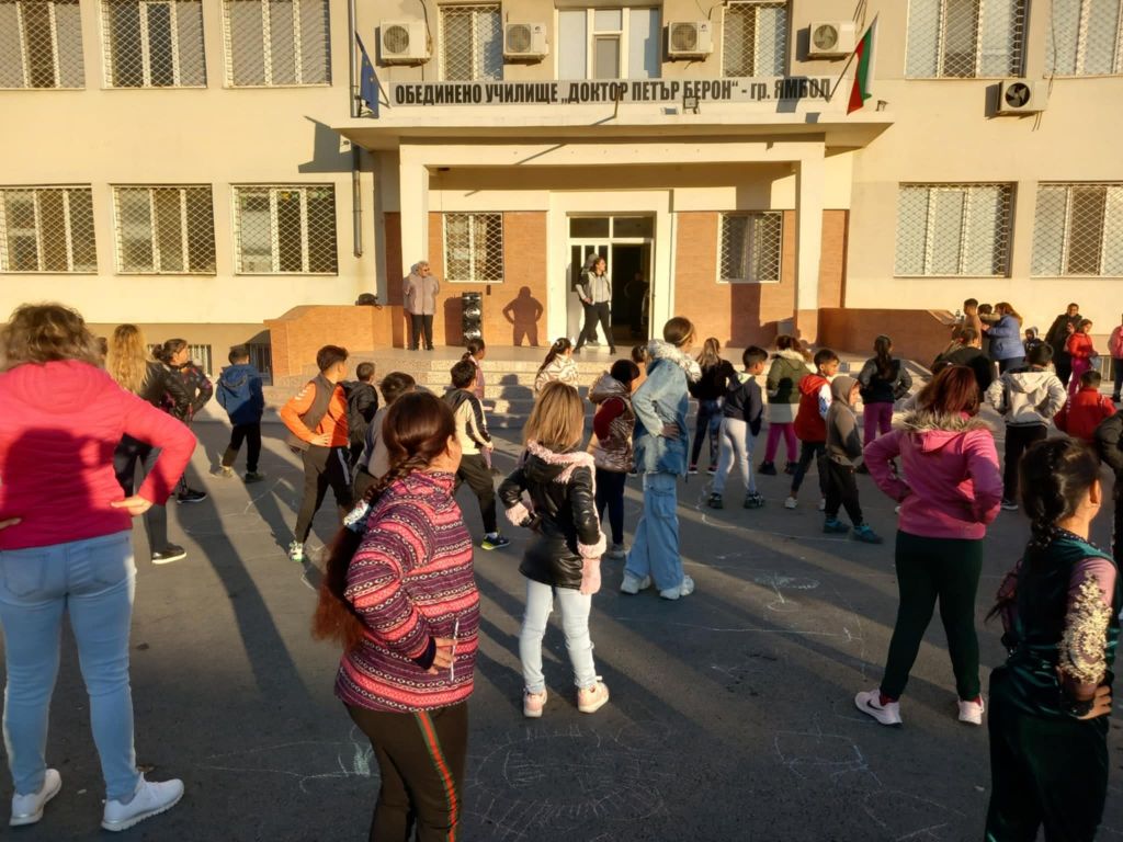 Утринна гимнастика в ОбУ "Д-рПетър Берон" - ОбУ Доктор Петър Берон - Ямбол
