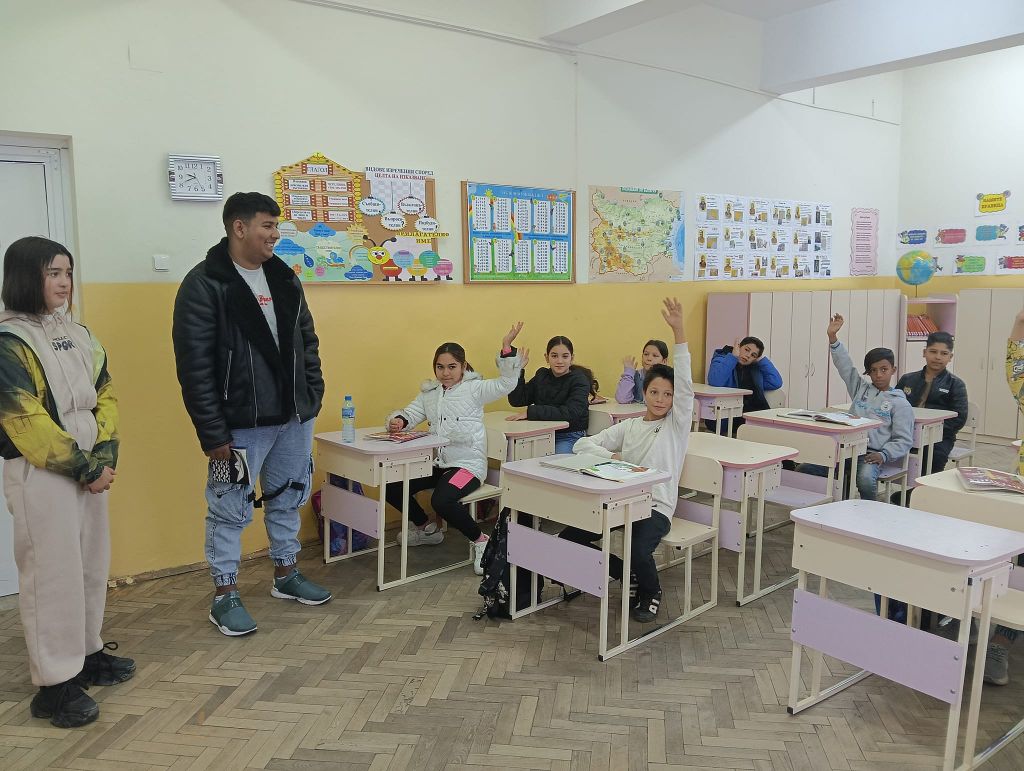 По повод Деня на толерантността ученици от УС гостуваха на нашите четвъртокласници и разговаряха с тях за търпение, доброта и толерантно отношение 16