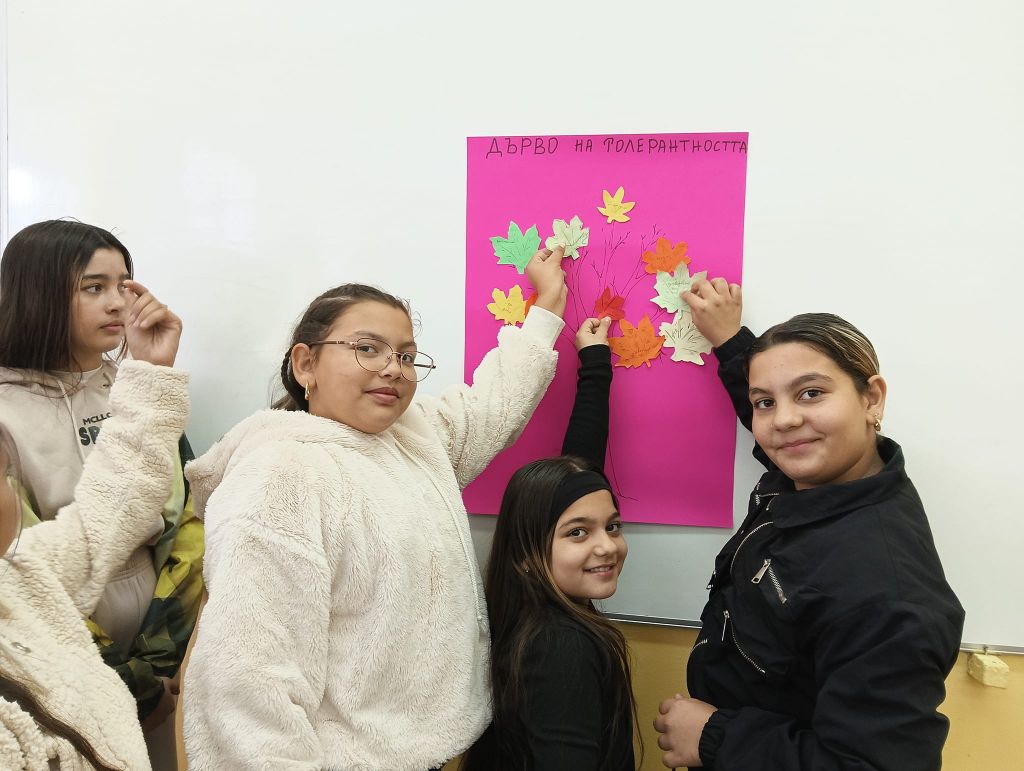 По повод Деня на толерантността ученици от УС гостуваха на нашите четвъртокласници и разговаряха с тях за търпение, доброта и толерантно отношение 2