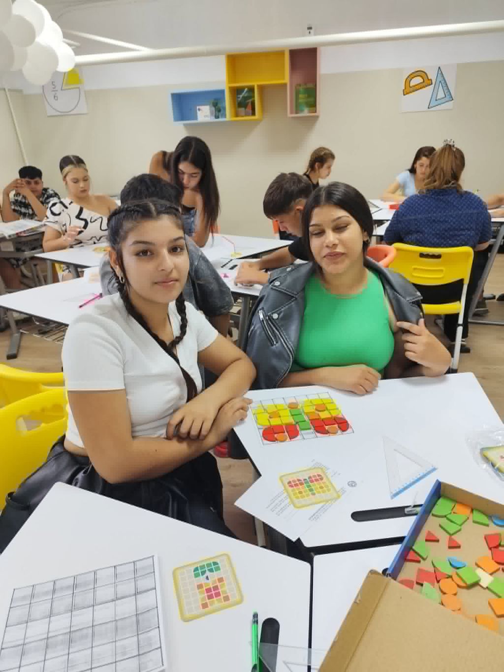 STEM урок по математика на тема - Симетрала на отсечка - симетрията в природата, математиката, архитектурата и българската шевица - ОбУ Доктор Петър Берон - Ямбол