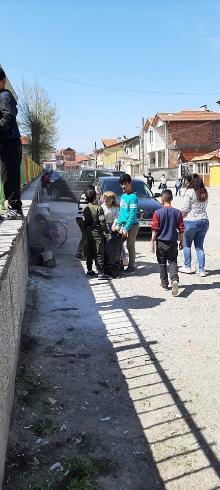 2022 По случай деня на земята и великденските празници учениците от ОбУ "Доктор Петър Берон" почистиха двора на училището и около и него! - ОбУ Доктор Петър Берон - Ямбол