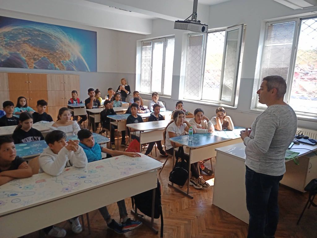 2023 Занятие, във връзка с провеждане на кампания по повод Световния ден на психичното здраве в ОбУ "Д-р Петър Берон" със смесена група от ученици от 5-ти до 10-ти клас. - ОбУ Доктор Петър Берон - Ямбол